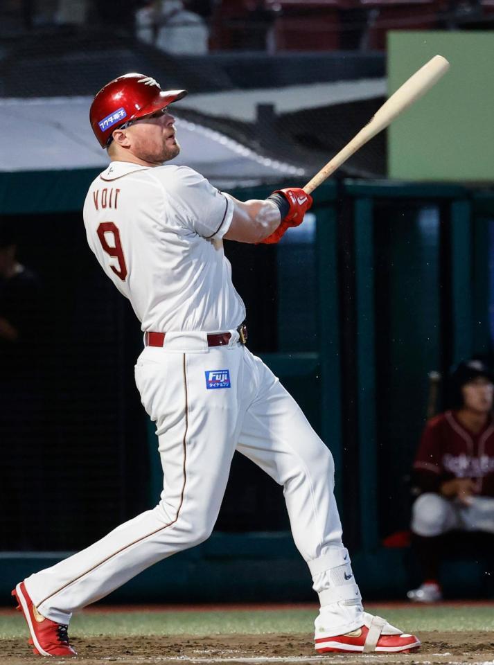 　４回、ボイトが右越えに先制ソロを放つ