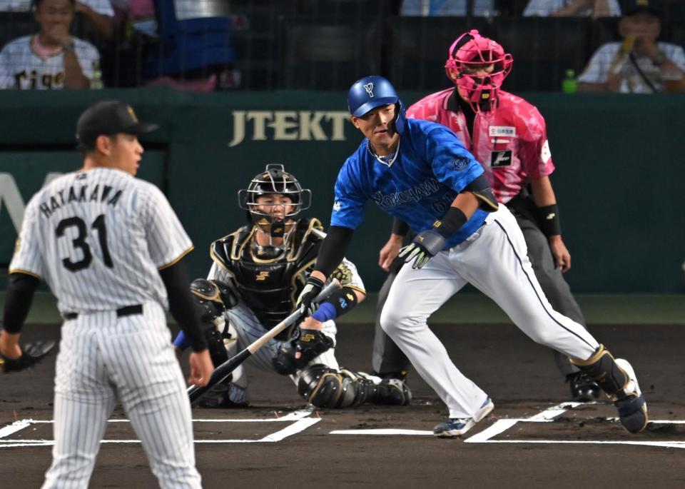 　１回、左前打を放つ蝦名（撮影・飯室逸平）