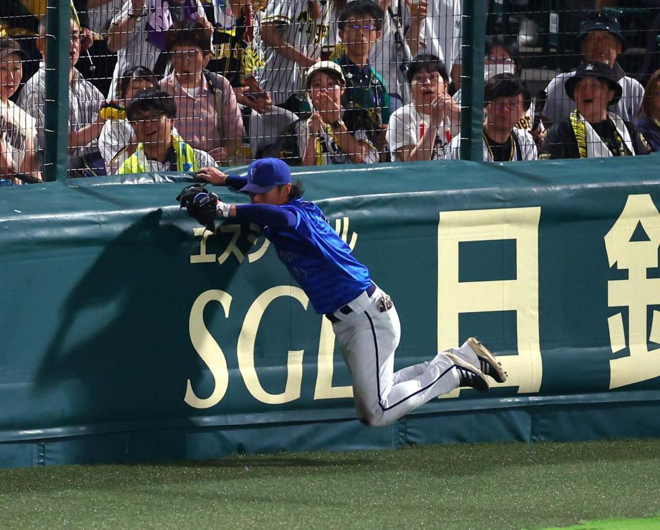 　５回、度会は近本の飛球を好捕する（撮影・山口登）