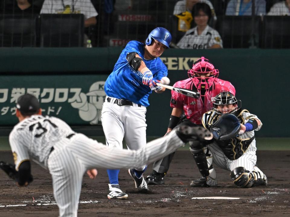 　４回、右前打を放つ筒香（撮影・飯室逸平）