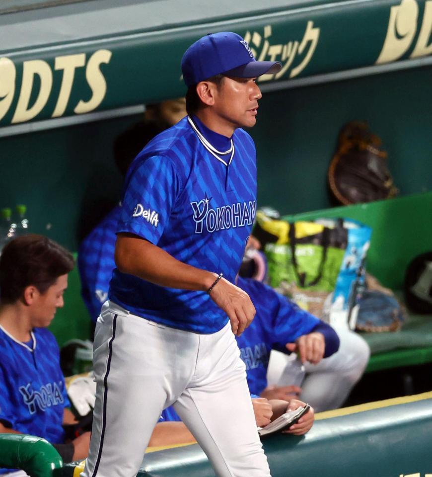 　５回、投手交代を告げに向かう三浦監督（撮影・山口登）