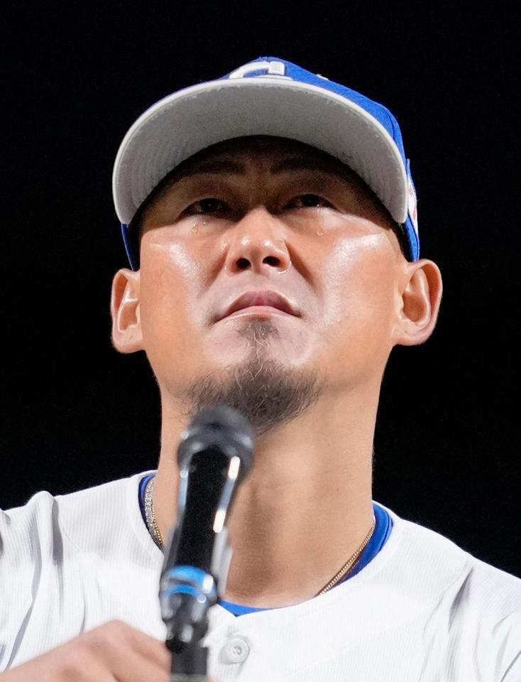 　試合後に行われた引退セレモニーで、栗山元監督のビデオメッセージに涙を流す中田