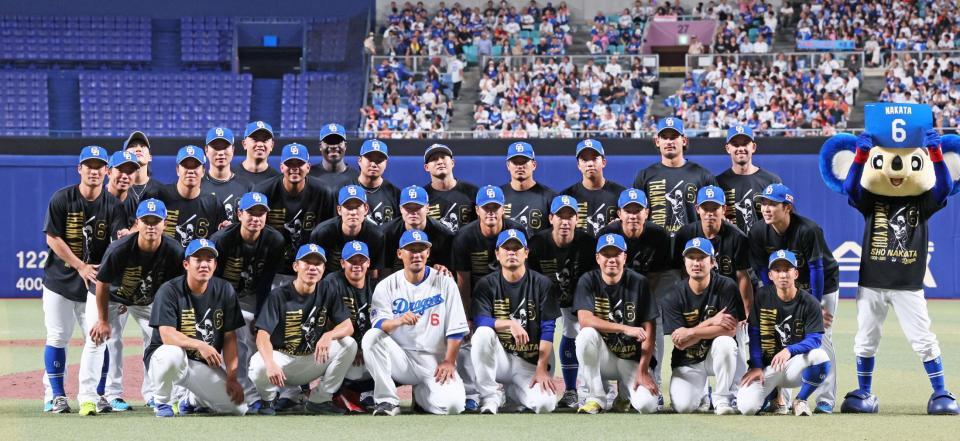 　チームメイトと記念撮影をする中田（６）＝撮影・立川洋一郎