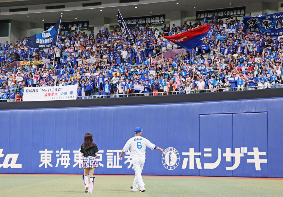 　ファンの大歓声に包まれて場内を一周する中田（撮影・立川洋一郎）