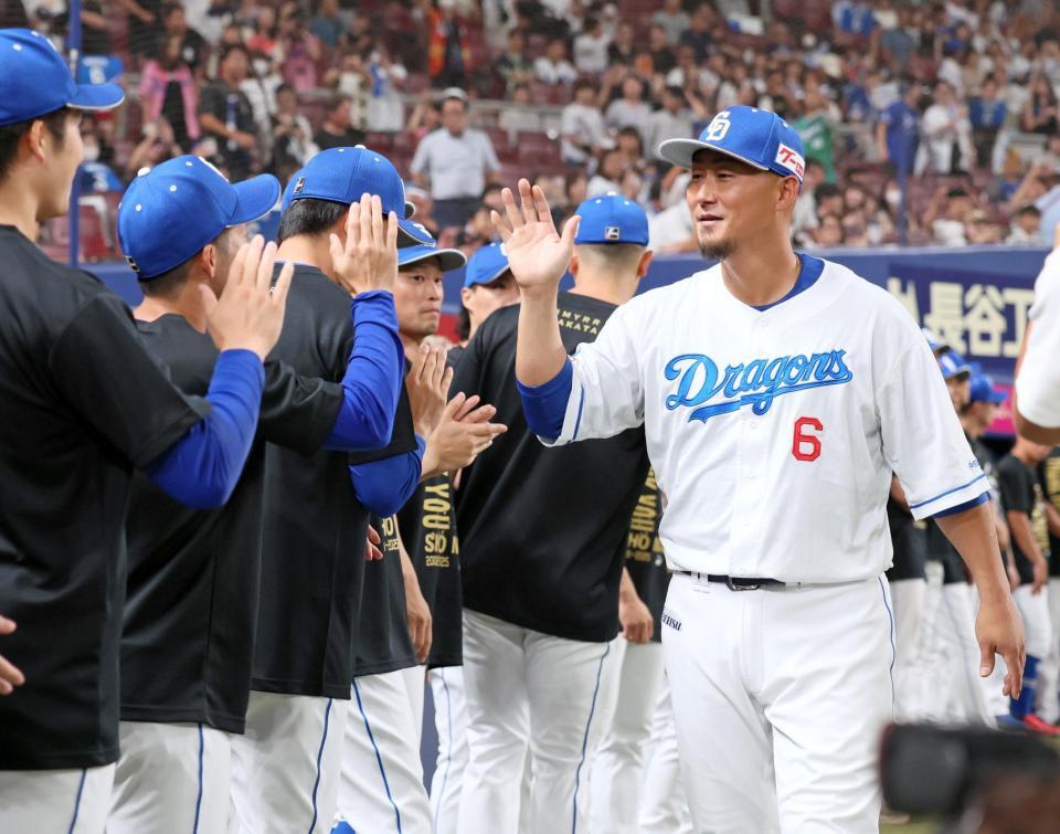 　場内一周を終えナインとタッチを交わす中田（撮影・立川洋一郎）