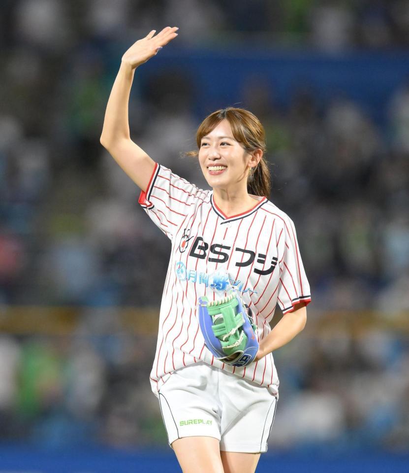 　始球式に登場した中川安奈（撮影・伊藤笙子）