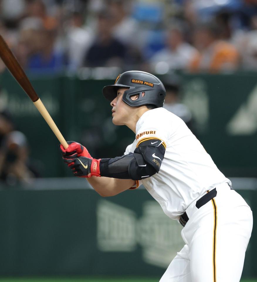 　４回、左中間にソロを放つ岡本（撮影・西岡正）