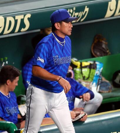 　５回、投手交代を告げに向かう三浦監督（撮影・山口登）