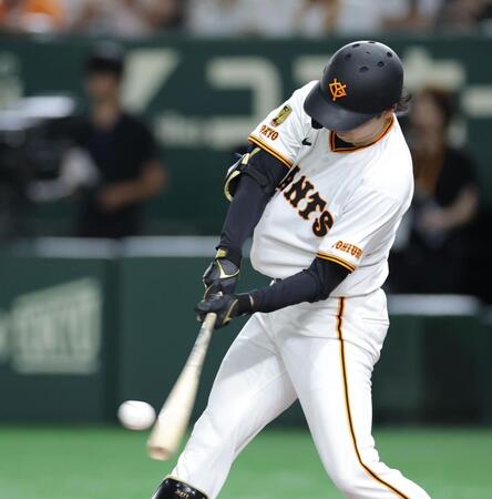 　６回、右中間に２点適時打を放つ山崎（撮影・西岡正）