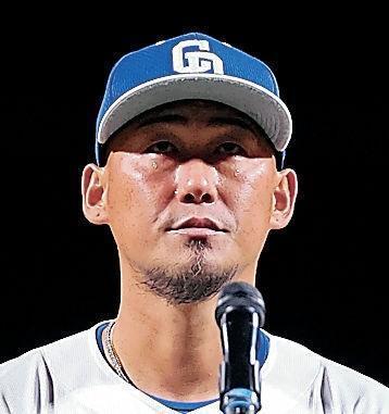 　ビジョンに流れる映像を見て涙ぐむ中田＝１９日