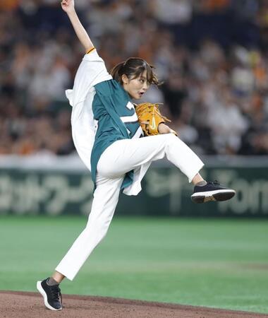 【写真】フォームが豪快過ぎ!日テレ女子アナの始球式がすごい ソフトボール経験者