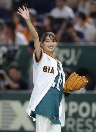 　ファーストピッチを行う日本テレビ・五十嵐にいかアナ（撮影・西岡正） 