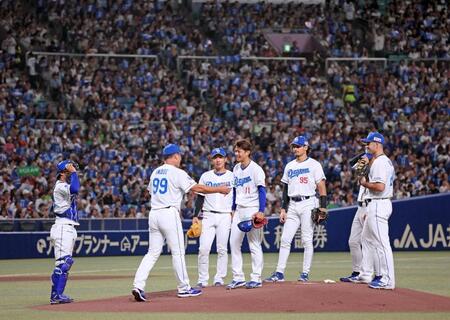 　１回、村上から見逃し三振を奪い、マウンドを降りる岡田（１１）＝撮影・立川洋一郎