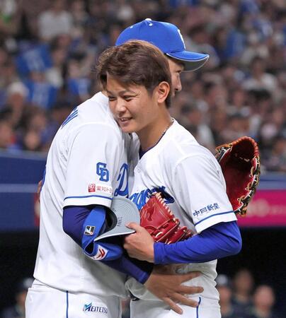 　１回、マウンドを降り高橋宏（左）と交代する岡田（撮影・立川洋一郎）