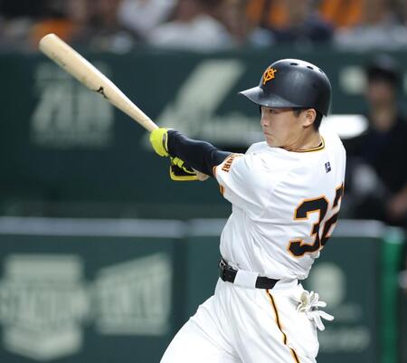 　４回、中前適時打を放つ浦田（撮影・西岡正）