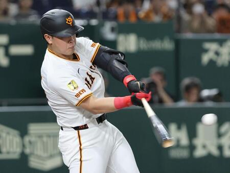 　２回、岡本が左越えに先制ソロを放つ