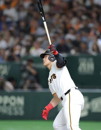 　２回、左越えに先制ソロを放つ岡本（撮影・西岡正）