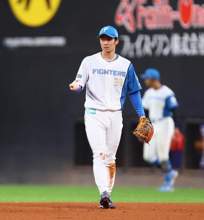 　７回、寺地の打球を後逸する石井（撮影・中島達哉）