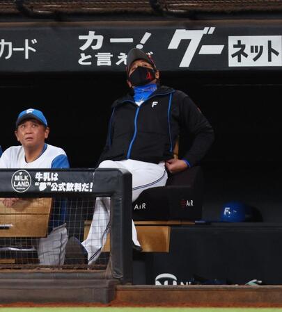 　７回、石井が後逸し、天を仰ぐ新庄監督（右）＝撮影・中島達哉