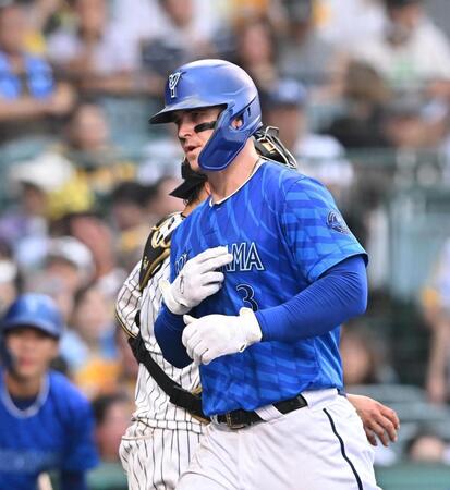 　８回、２ランを放ち生還するオースティン（撮影・西田忠信）