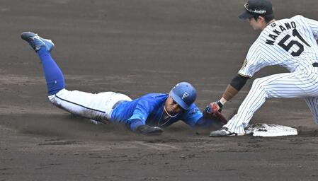 　４回、二盗を決める桑原（撮影・飯室逸平）