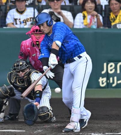 　４回、先制打を放つ山本（撮影・飯室逸平）