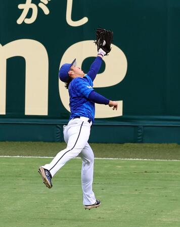 　５回、度会は小幡の飛球を好捕する（撮影・山口登）