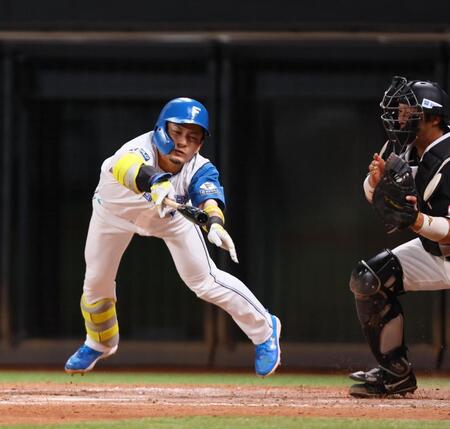 　７回、スクイズを空振りする水野（撮影・中島達哉）