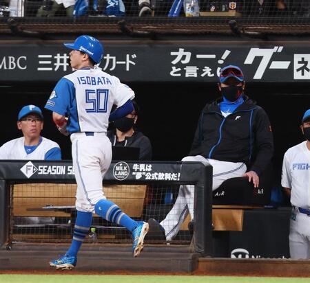 　７回、スクイズを失敗し、厳しい表情の新庄監督（左はアウトになり、ベンチに戻る五十幡）＝撮影・中島達哉