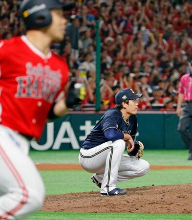 　５回、近藤（手前）に同点ソロを浴びた九里