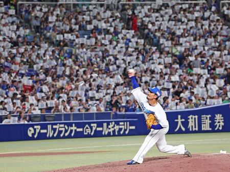 　８回、現役ラスト登板となるマウンドに立つ祖父江（撮影・立川洋一郎）