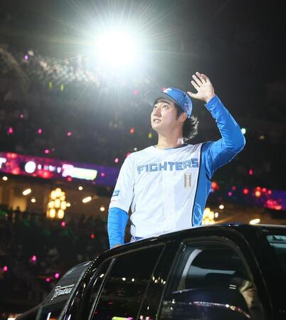 　スタンドのファンの歓声に応える浅間（撮影・中島達哉）