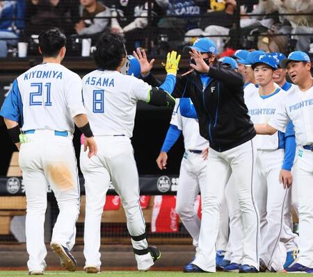 　サヨナラ打を放った浅間（８）を迎える新庄監督（右）＝撮影・中島達哉