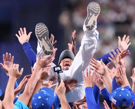 　胴上げされて宙を舞う祖父江（撮影・立川洋一郎）