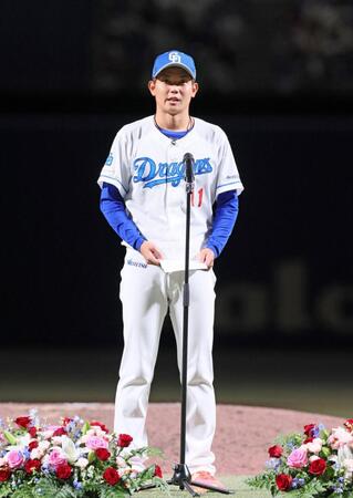 　引退セレモニーで感謝の気持ちを語る岡田（撮影・立川洋一郎）