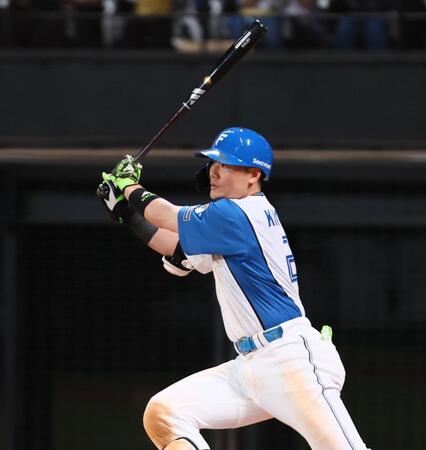 　４回、走者一掃の適時二塁打を放つ清宮幸（撮影・中島達哉）