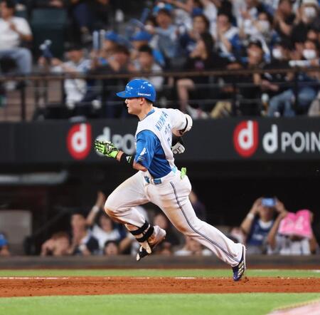 　４回、走者一掃の適時二塁打を放ち、二塁へ走る清宮幸（撮影・中島達哉）