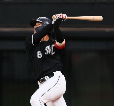 　５回、適時二塁打を放つ西川（撮影・中島達哉）