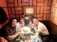 　昨年、田中記者（左）の誕生日会での広島・菊池と中田