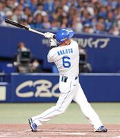 　１回、空振り三振に倒れる中田