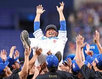 　ナインから胴上げされて宙を舞う中田（撮影・立川洋一郎）