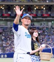 　ファンに手を振って場内一周する中田（撮影・立川洋一郎）