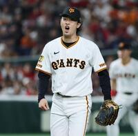 　６回、坂倉を空振り三振に仕留めた山崎