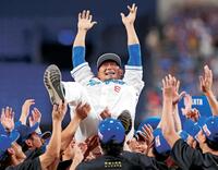 　ナインから胴上げされて宙を舞う中田＝１９日