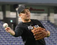 　ノックを受ける田中将（撮影・西岡正）