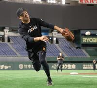 　ノックを受ける田中将（撮影・西岡正）