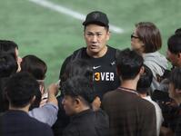 　試合前練習を終え、報道陣の質問に答える田中将（撮影・西岡正）