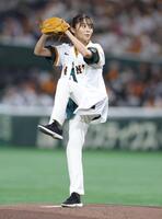 　ファーストピッチを行う日本テレビ・五十嵐にいかアナ（撮影・西岡正） 