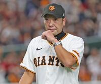 　７回、投手交代を告げ、ベンチに戻る阿部監督