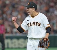 　８回、代打野間を三ゴロ併殺に仕留め、ガッツポーズする大勢